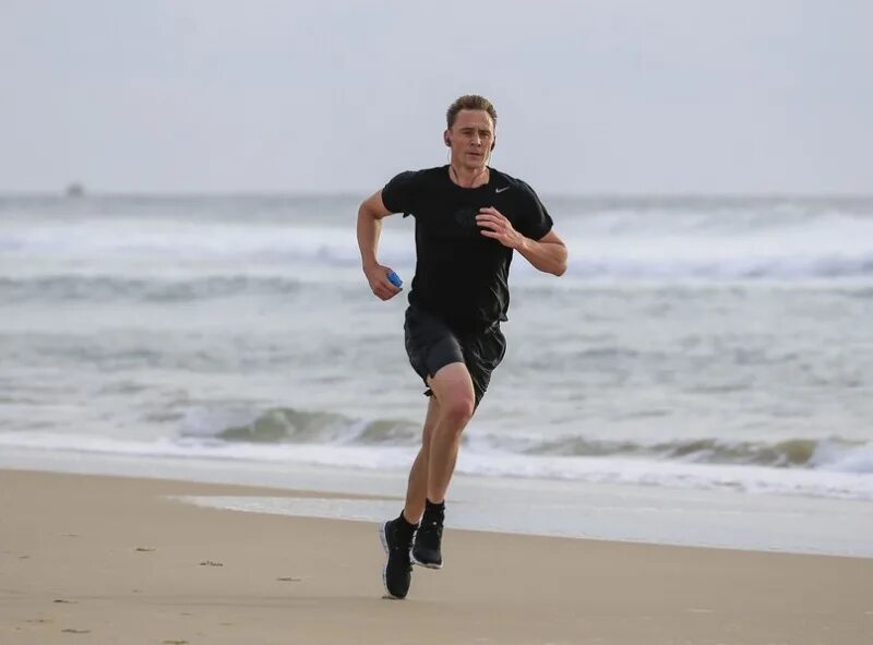 Психиатрическая лечебница для преступников. Мужчина убегает. Убегал лицо. Бег трусцой. Убегал лицо.