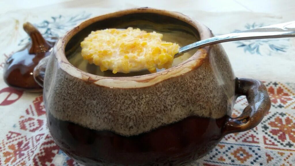 кукурузная каша с тыквой в горшочке. пшенная каша в горшочке. каша в горшочках в духовке с тыквой. кукурузная каша с тыквой в горшочке. горшочек с маслом.