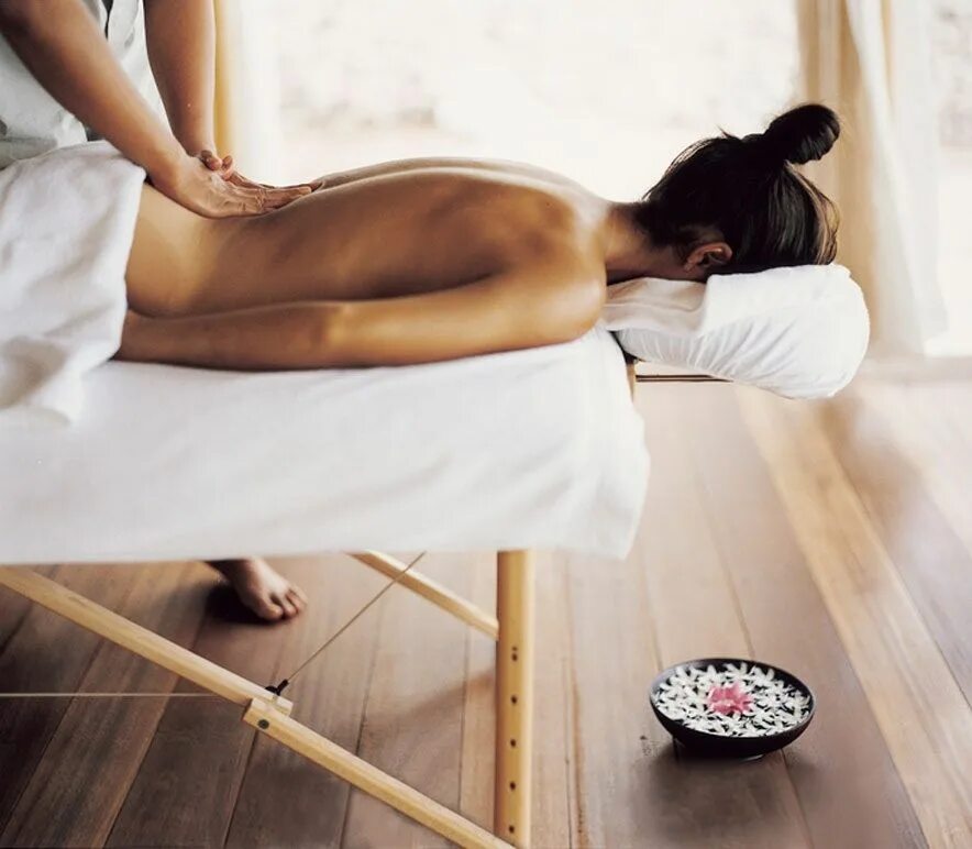 White massage. Тайский массаж спины. Спа салон фото. Фотосессия в стиле массажи. Массаж креатив.