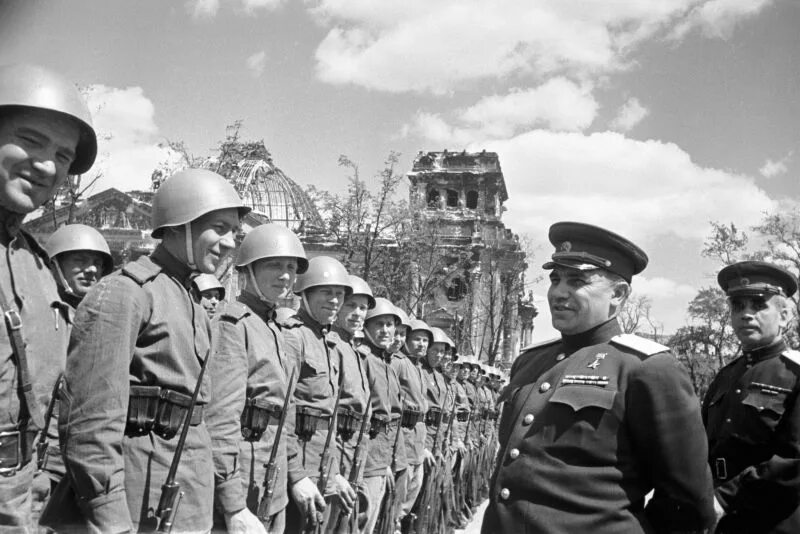 Берлин 5 мая какой год. Берлинский парад Победы 1945. Парад Победы в Берлине в 1945 году. Парад Победы 1945 в Берлине у Бранденбургских ворот. Первый парад Победы 1945 года в Берлине.