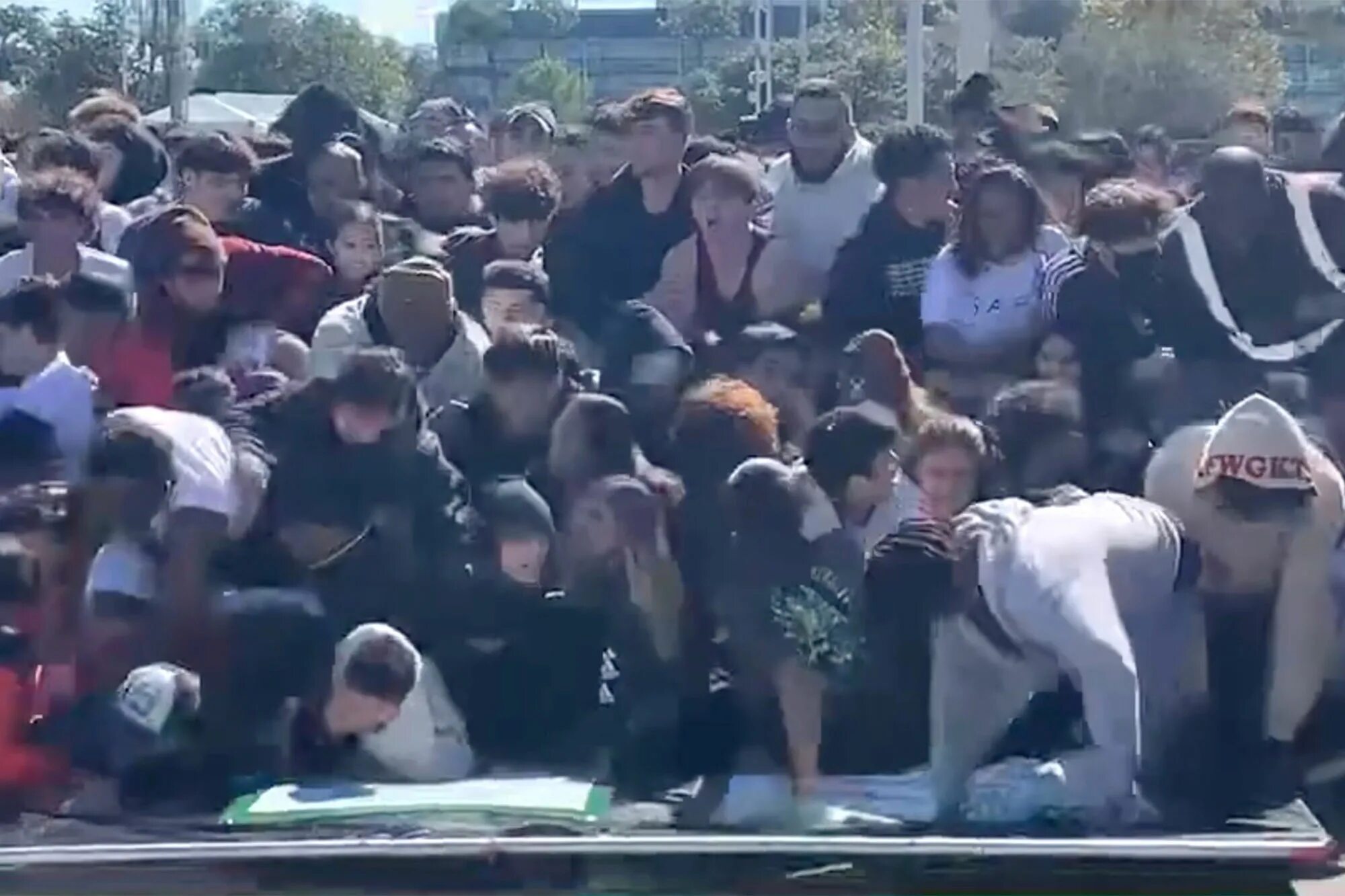 Люди умирали на концерте. Astroworld festival трэвиса скотта. astroworld трэвис скотт концерт. давка на концерте трэвиса скотта. трэвис скотт astroworld давка.