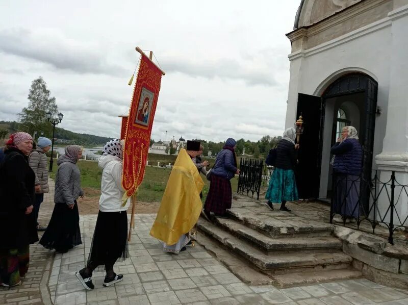 отпевание в православном храме. канон андрея критского в храме христа спасителя. православный человек молится в храме. монастырская служба валаамского монастыря. жизнь монахов в монастыре.
