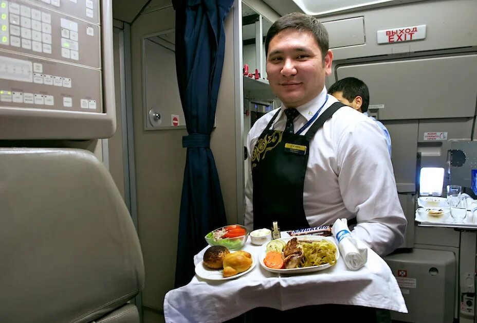 Предлагаю пообедать. Стюард официант на Сапсан. Обед в самолете. Еда в самолете. Бортовое питание.