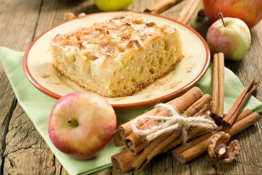 Яблочный пирог 2. Шарлотка с яблоками. Шарлотка с яблоками и корицей. Яблочный пирог с корицей. Пирог с яблоком и корицей.