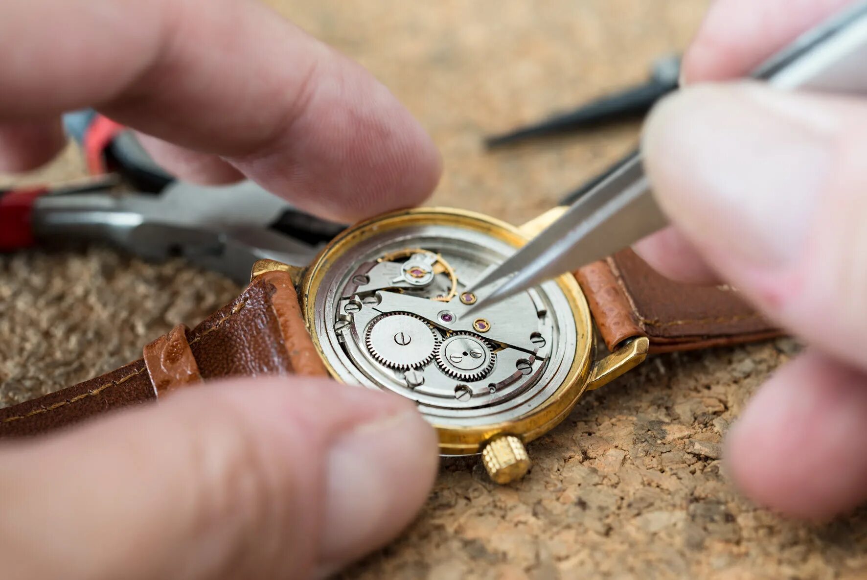 Broken wristwatch. Хранители времени выставка. Реставрация времени. Их ремонтирует часовщик. Реставрация времени.