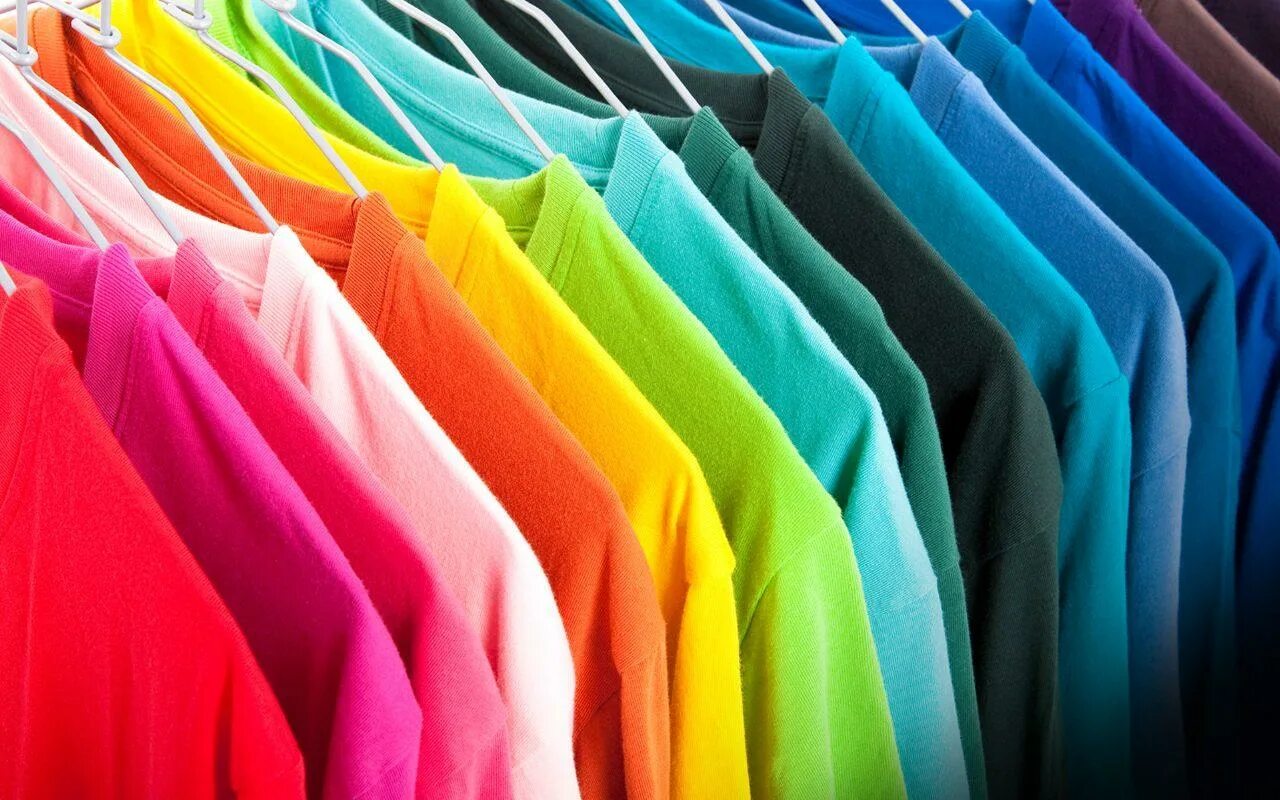 Реализован оптом. Цветные вещи. Одежда. Цветная одежда. Вешалка для одежды.