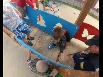 Бухой пришел на детскую площадку
