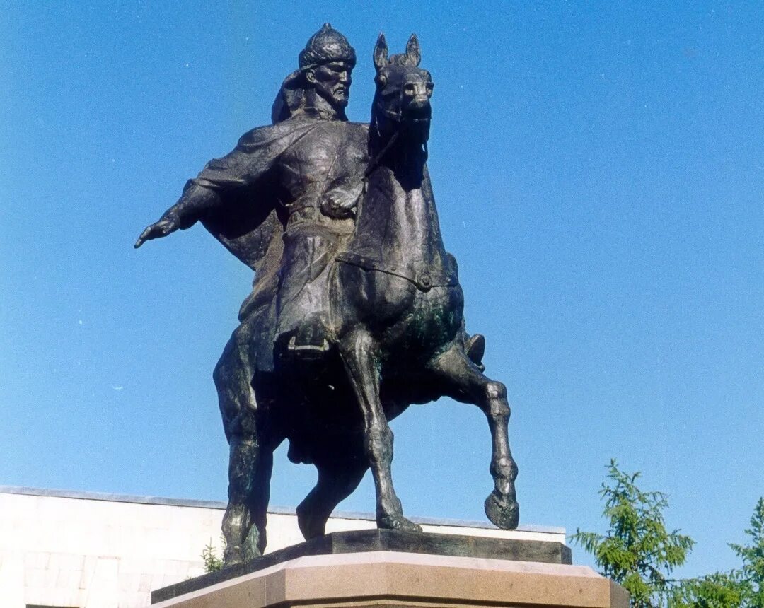 Срым датов. Статуя батыра. Портрет сарыма датова. Восстание сырыма датова кратко. Сырым датов.