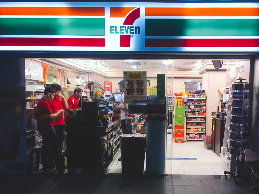 Севен ли. Магазин 7 Элевен Япония. Севен Элевен в Китае. Seven Eleven ночь. Seven Eleven сеть магазинов Бали.