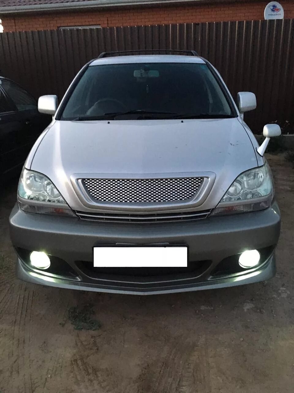 Капот харриер. Дефлектор капота Харриер 1998 года. Дефлектор капота Toyota Harrier. Дефлектор капота Харриер 1999. Харриер 1 поколение.