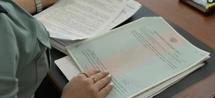 Приставы взыскивают алименты. Взыскание долга с минимальной пенсии. Новые выплаты пенсионерам. Судебные взыскания с пенсионеров. Судебные приставы алименты.