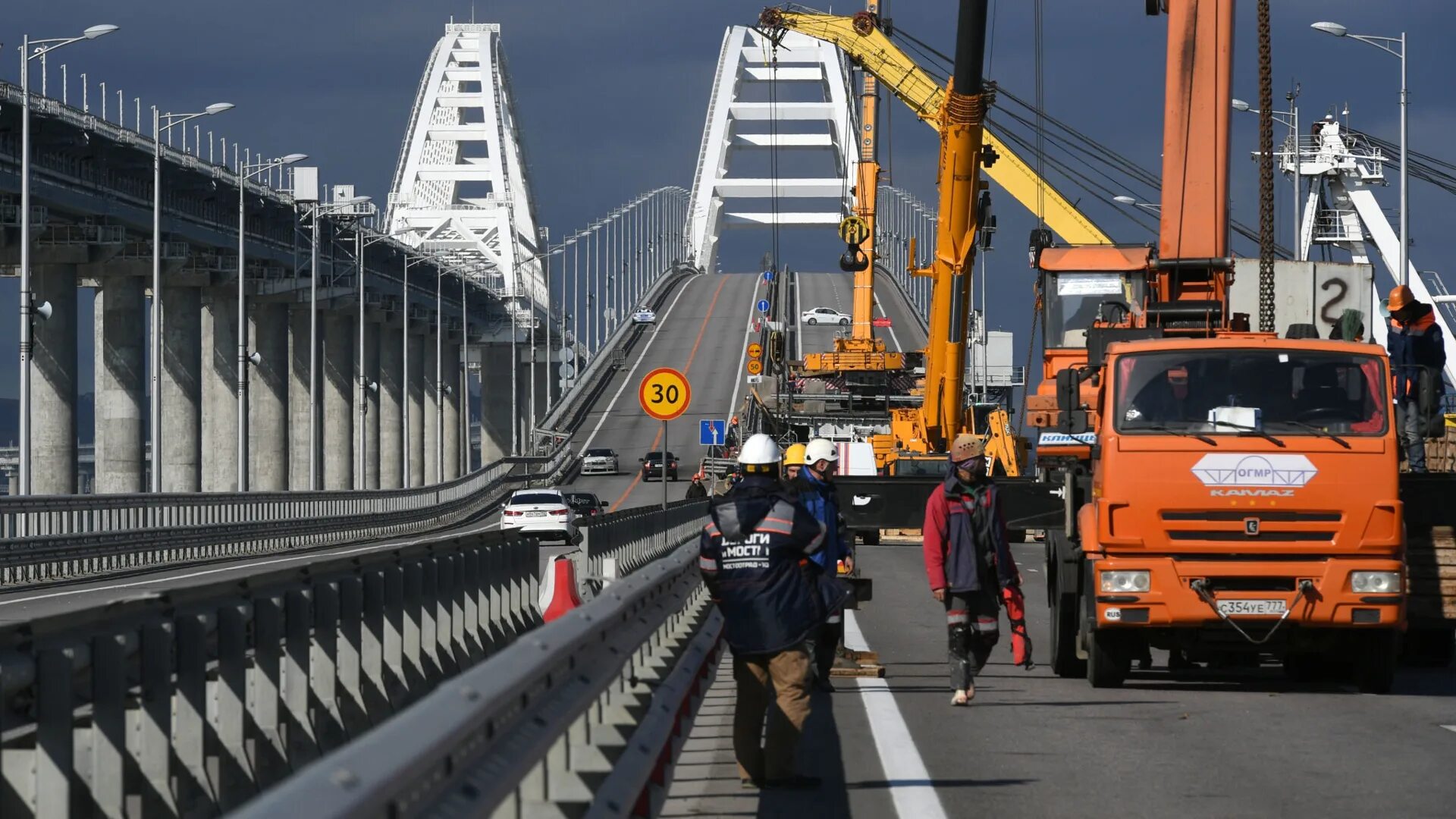 Сегодня про крымский мост. Хуснуллин Крымский мост. Крымский мост Хаснулин. Крымский мост 2023 год. Крымский мост движение.