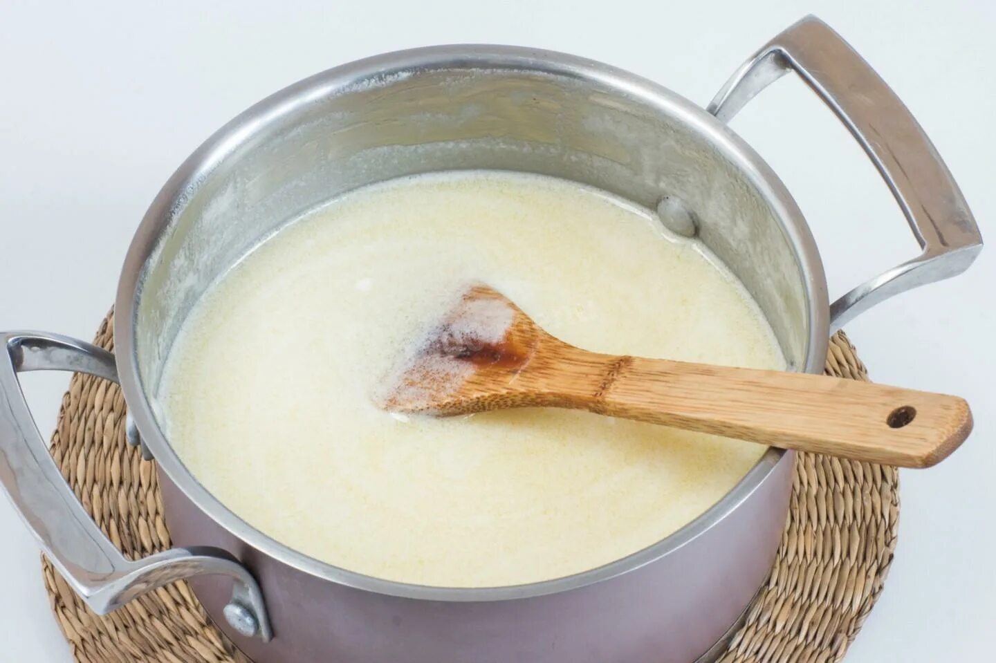 Приготовление помадки. Помадка из молока и сахара домашних условиях рецепт приготовления. Помадка из сметаны. Глазурь из сметаны с сахаром. Булочка с сахарной помадкой.