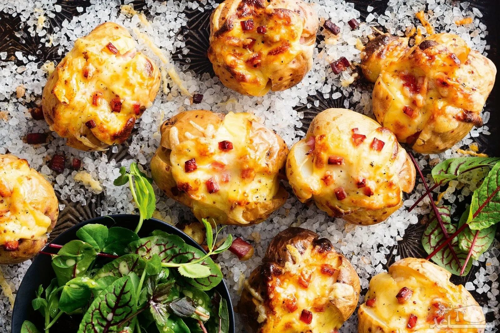 Картофель запеченный под. Картофель под сырной корочкой в духовке. праздничный гарнир из картофеля. закуска из картофеля с сыром. картошка под ветчиной и сыром.
