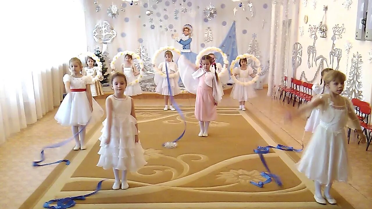 Видео детский танец звезд. Атрибуты к танцу детсад. вальс с обручами. танец вальс с детьми в детском саду с воспитателями. платья для танца снежная забава детский сад.