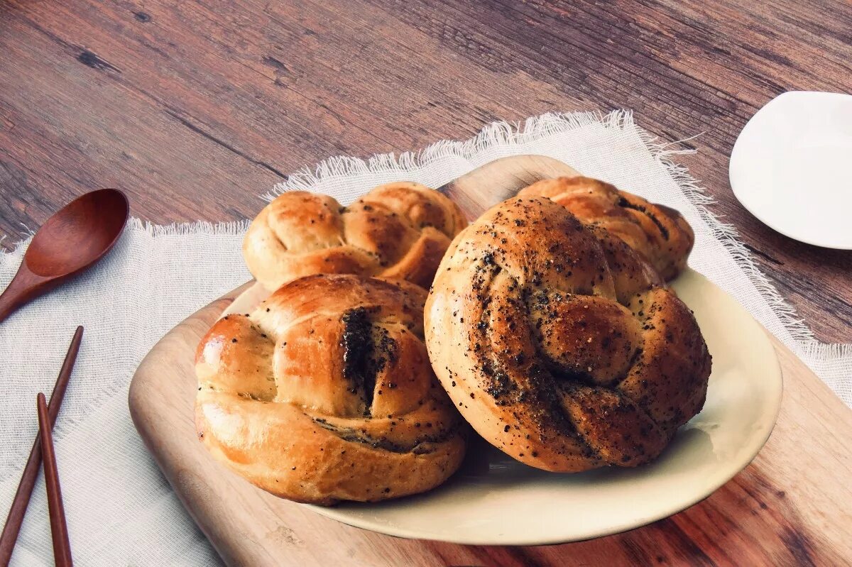 Булочка б. Булочки Бриошь с маком. Булка с маком. Булочка с молоком. Кексы и булочки.