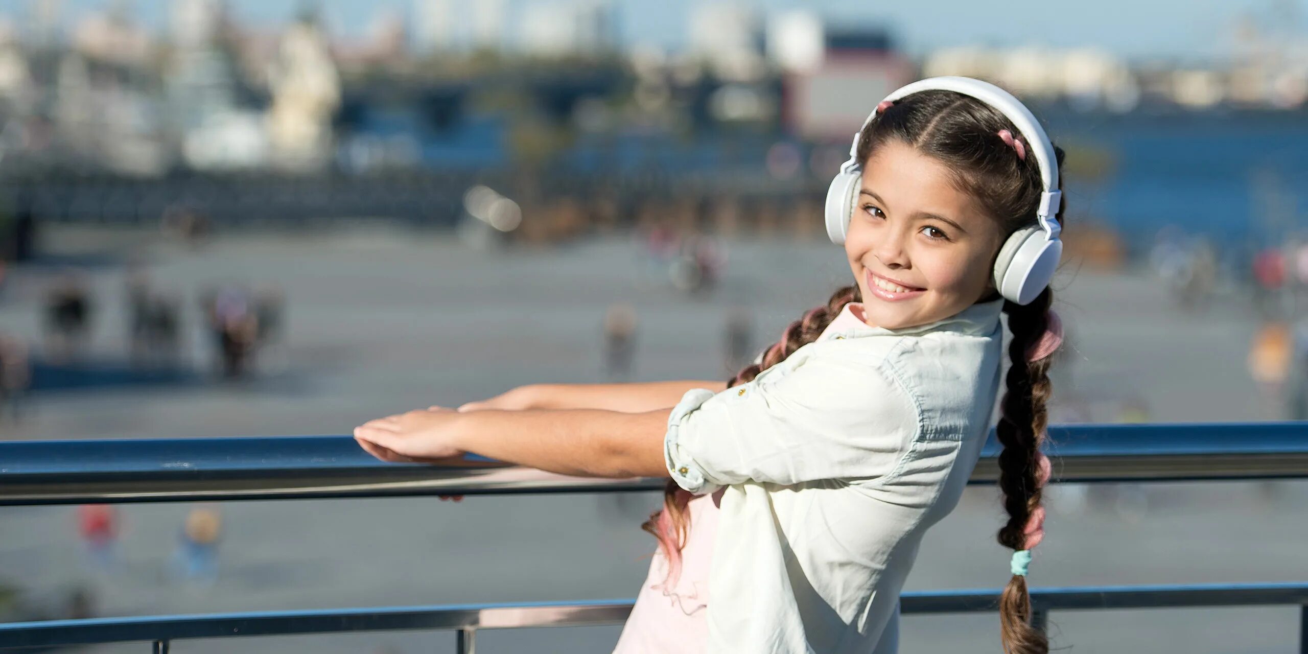 наушники для детей. останови музыку в детской. младенец с наушниками. останови музыку. останови музыку в детской.
