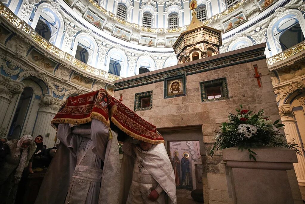 Страстная пятница перед. Сретенский монастырь вынос Плащаницы. Вынос Плащаницы в Иерусалиме. Вынос Плащаницы Новоиерусалимского монастыря. Вынос Плащаницы 2021.