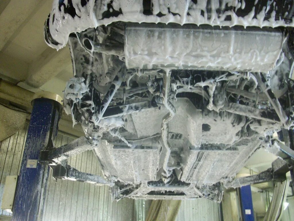 Мойка днища высокого давления кремит. Мойка днища автомобиля в екатеринбурге. Эстакада для мойки днища. Мойка машины днище автомобиля. Мойка днища курск.