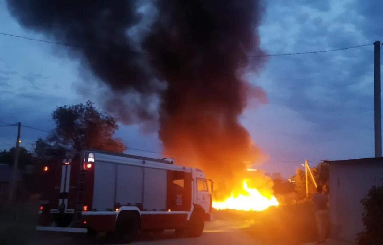 Пожар на улице волгоградская в екатеринбурге. Пожар в волгограде в советском районе. Волгоград сгорела машина. Пожар в волгограде сейчас. Пожар фото.