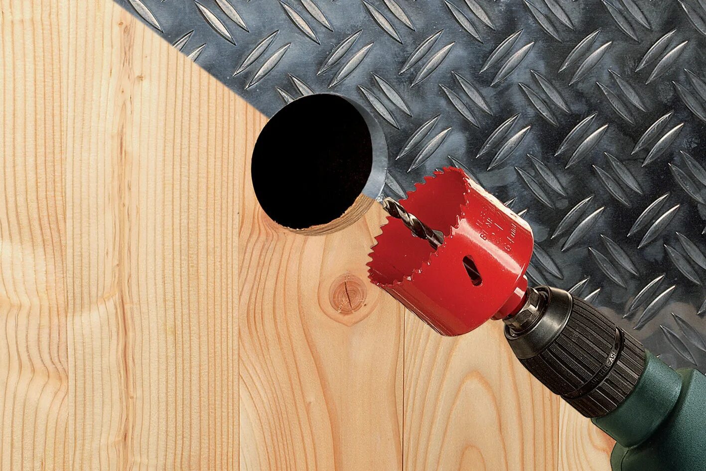 Пробить стену отверстие. Сверло коронка для отверстий 20 мм по дереву. Инструмент для сверления больших отверстий в металле 180мм. Коронка для сверления стены под трубу 110 мм по дереву. Сверление больших отверстий в дереве 110 мм.