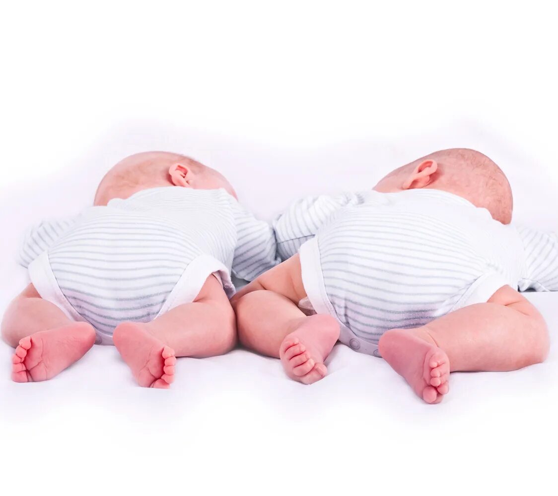 Родились двойняшки. Новорожденный ребенок. С рождением двойни. Родилась двойня. Близнецы малыши.