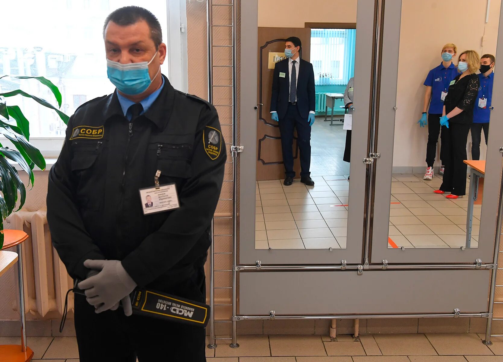 охранник у турникета. охранник в школе. охрана учебных заведений. турникет охраны. турникет пропускной режим.