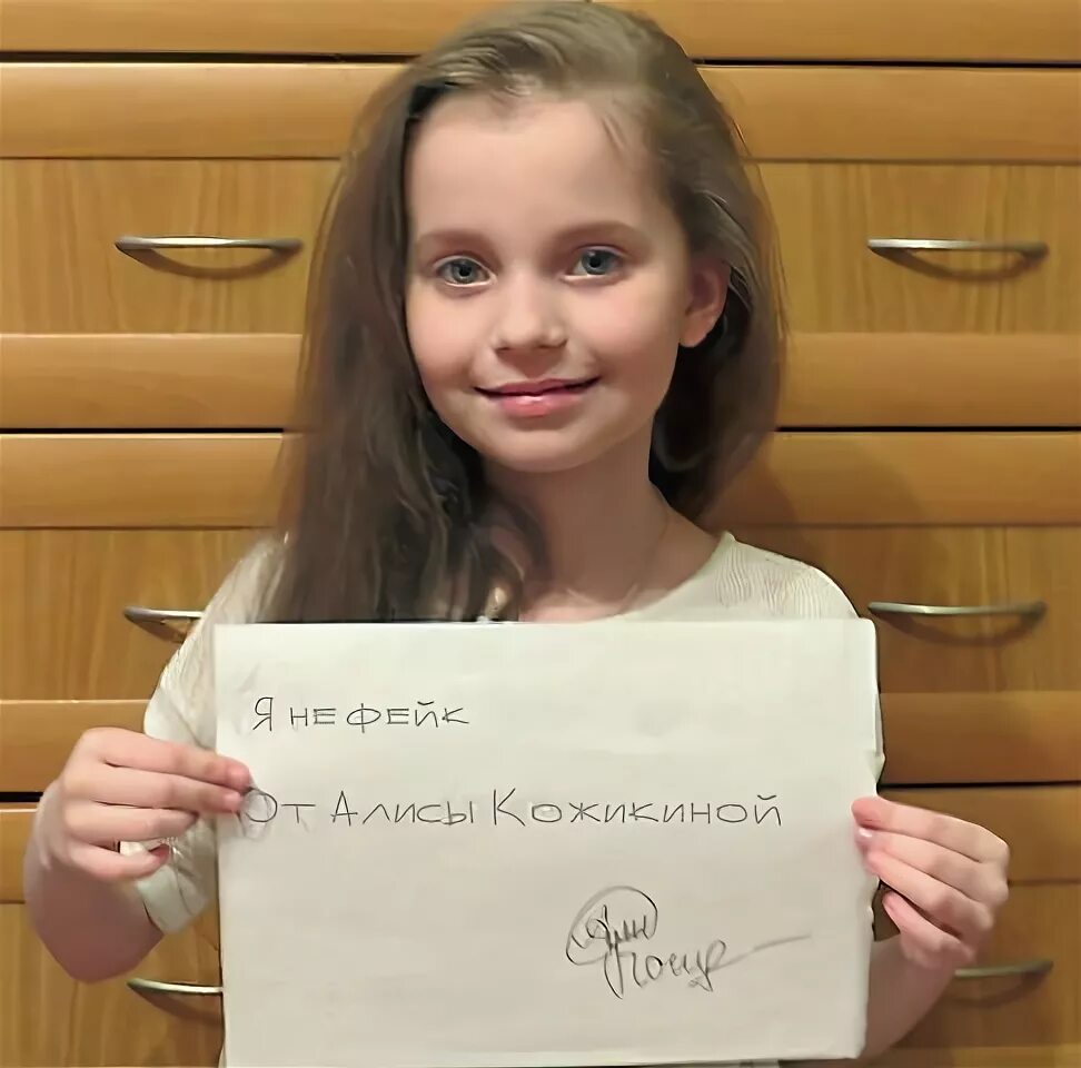 Алиса где девушку. Alice liddell cosplay. Алиса кожикина и её парень. Милана маховец. Алиса девушка.