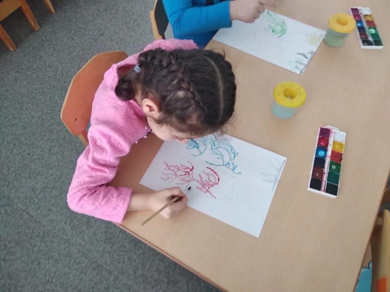 музыкальные занятия в детском саду. музыка для детей для занятий рисования. музыкальный руководитель. музыкальные краски. музыкальное рисование.