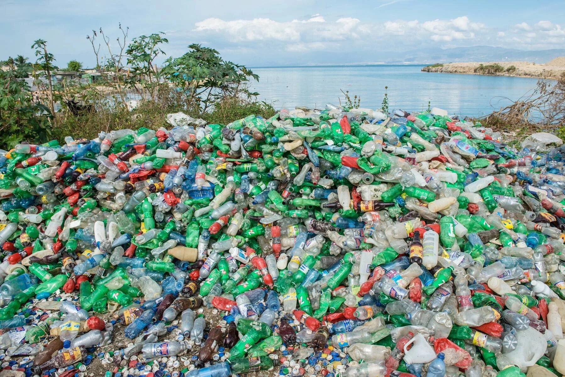 Загрязнение мусором окружающей. Пластиковые отходы. Свалки пластикового мусора. Пластиковые бутылки в океане. Загрязнение пластиком.