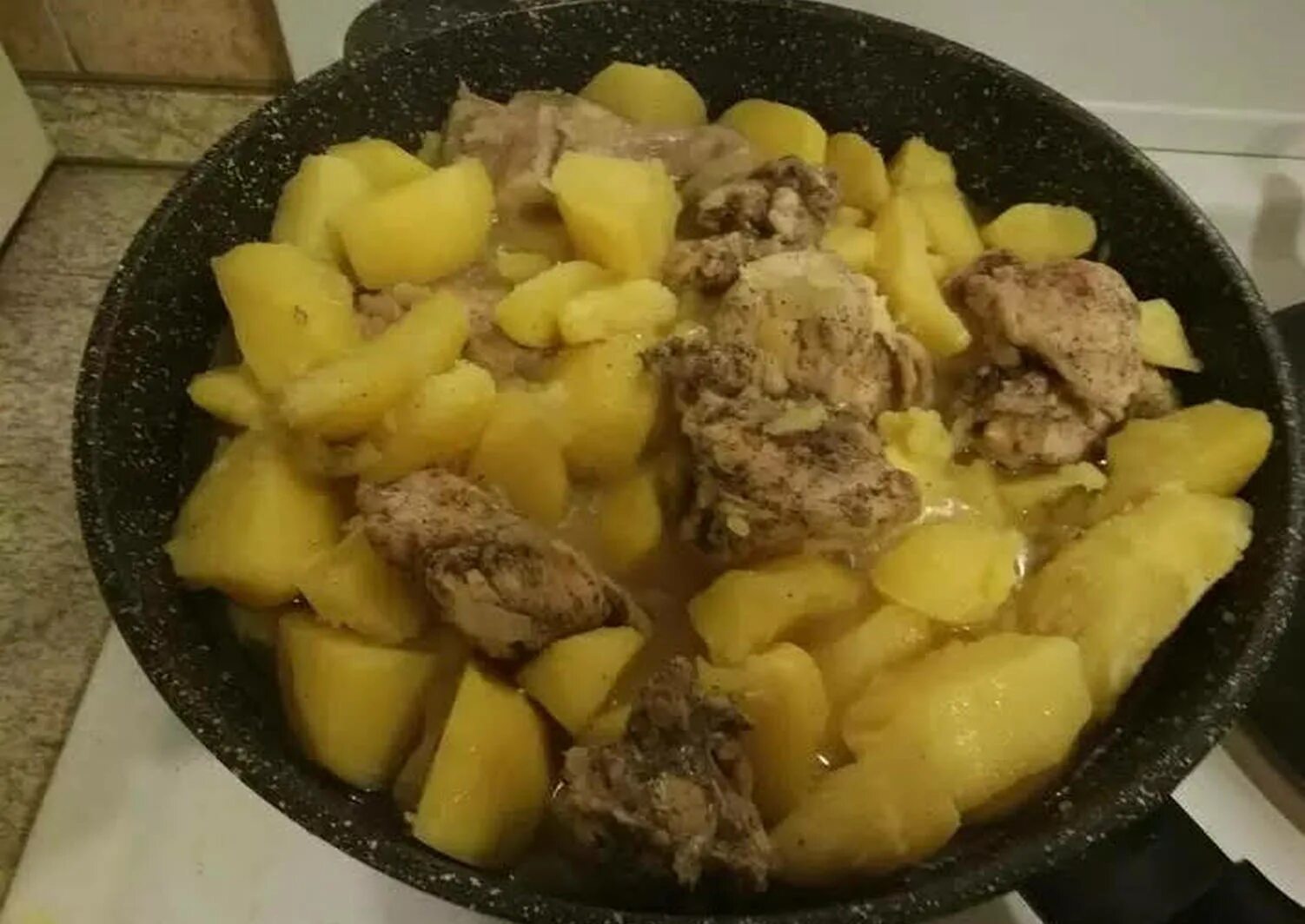 Тушеная картошка на сковороде. Тушёная картошка с курицей в сковороде. Тушёная картошка с мясом в сковороде. Тушёная картошка с курицей в кастрюле. Тушеная Курочка с картошкой на сковороде.