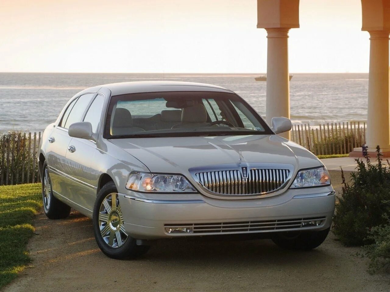 2003—2011 Lincoln Town car. Линкольн Таун кар 2003. Линкольн седан 2003. Lincoln Town car III 2003.