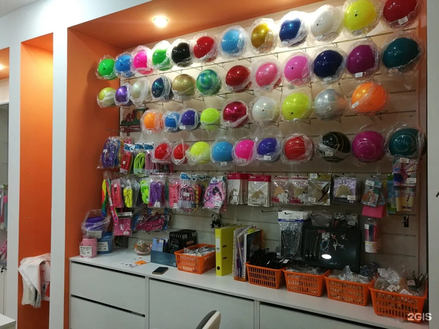 гимнастические вещи. витрина магазина гимнастика. магазин товаров для художественной гимнастики. спортивный магазин художественная гимнастика. романель спорт.