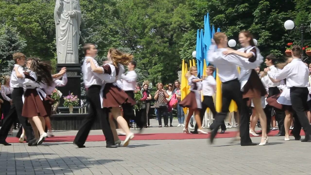 Выпускной вальс танец видео. Сквер выпускников. Вальс выпускников на последний звонок. Вальс на день Победы в школе. Последний звонок 2011.