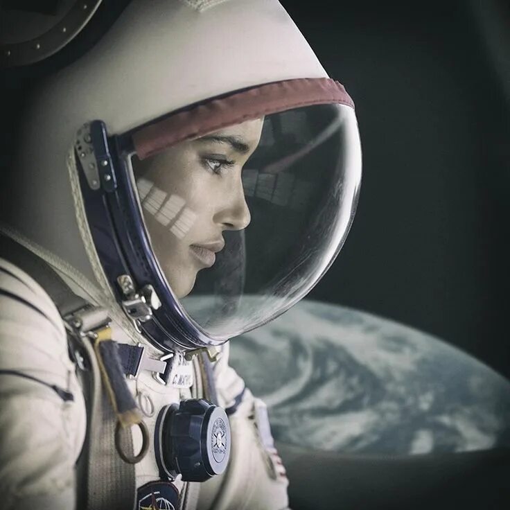 Девушка космонавт. Девушка в скафандре. Космический шлем. Космическая девушка. Spaceman 2024 трейлер