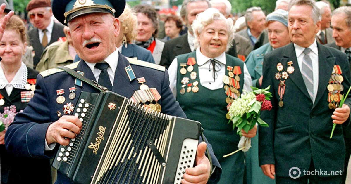 Песни великой отечественной день победы. С днем Победы. Ветеран с гармонью. Композиция ко Дню Победы. День Победы петь.