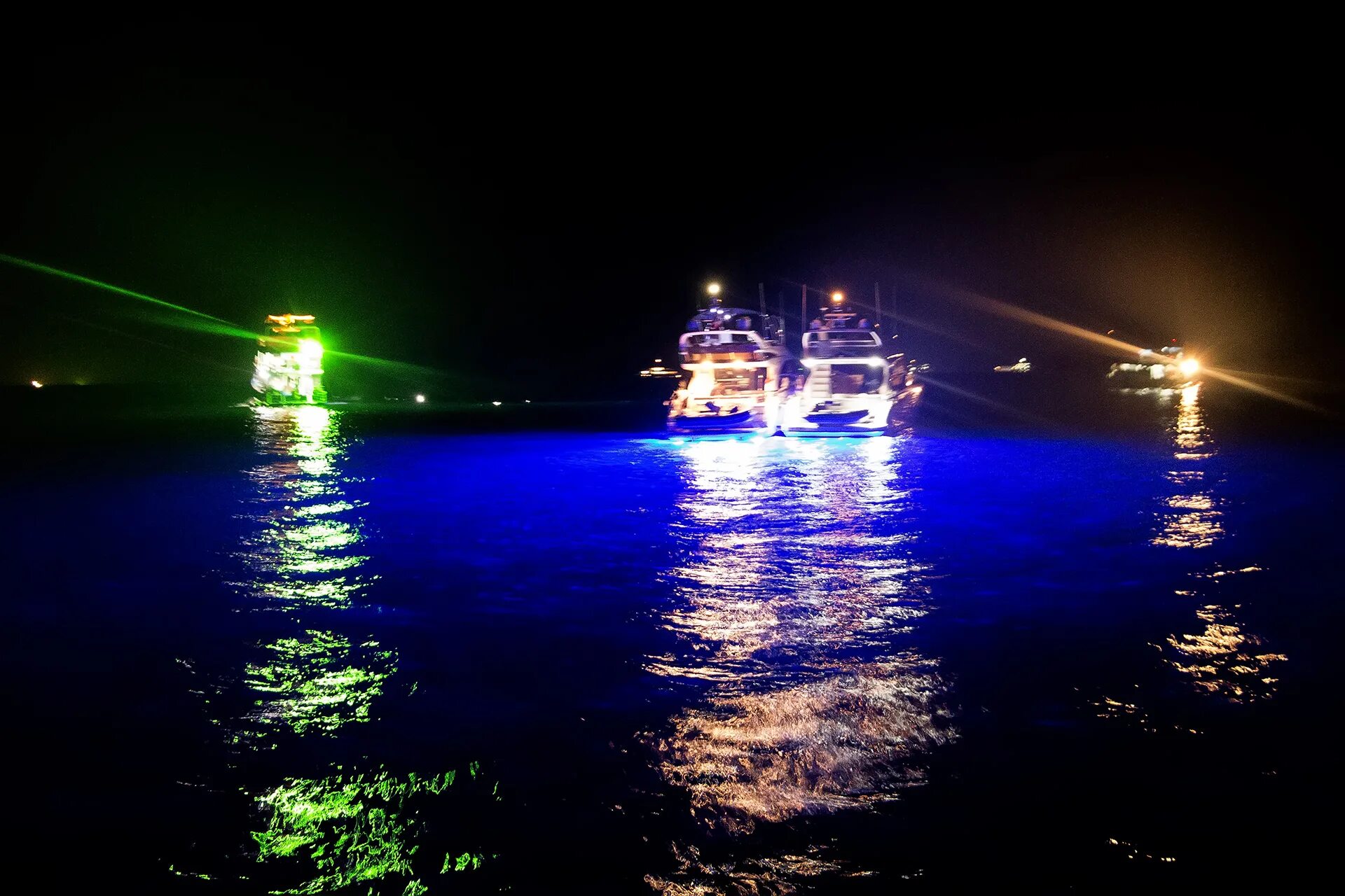 Огни мппсс 72 судно занятое буксировкой. Ходовые огни парусного судна. Предупреждение столкновений судов в море. Огни судов в море. Морской транспорт.