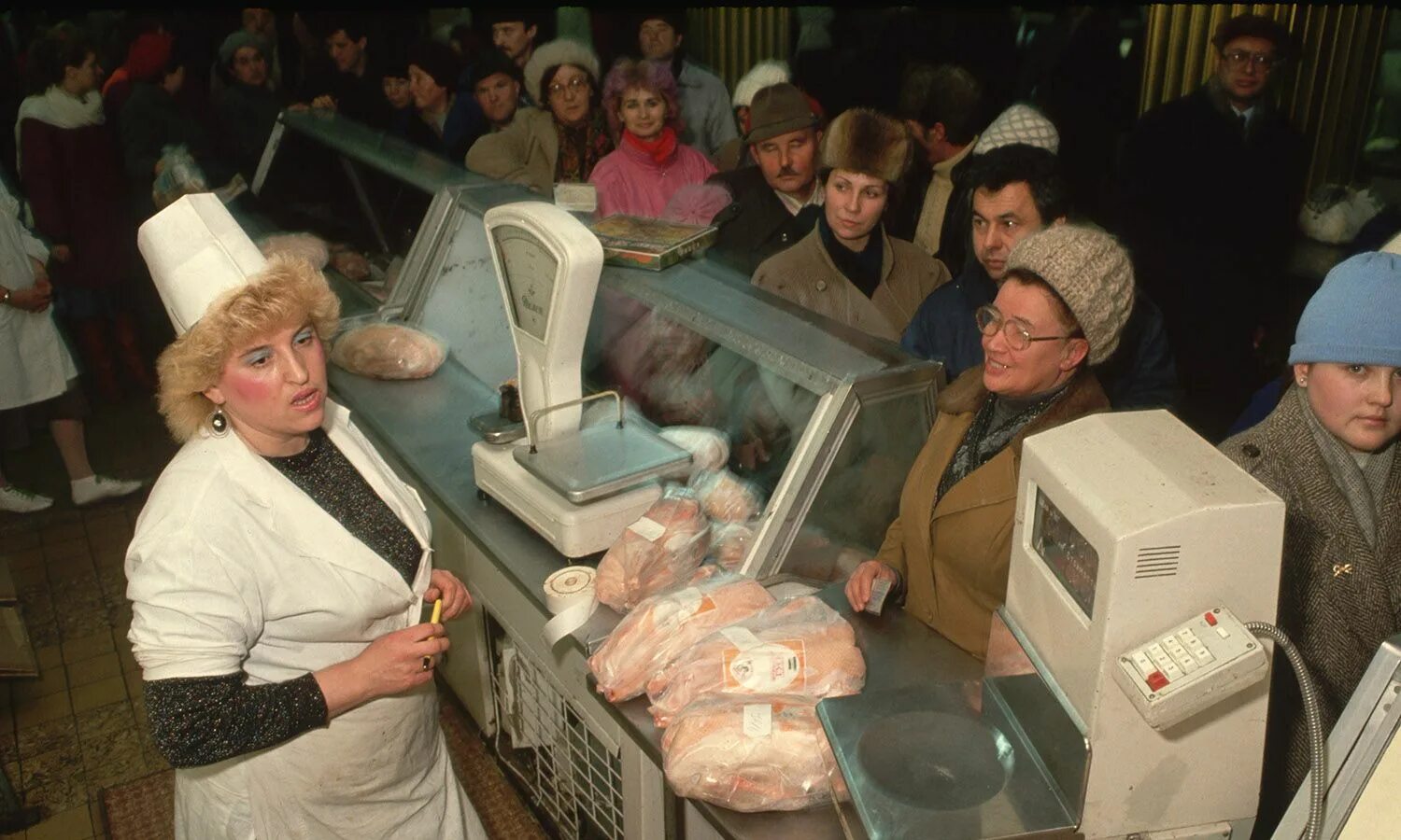 Магазин 1990. Продуктовые магазины СССР 90е. Советская продавщица. Кассирша СССР. Продавец 90х.