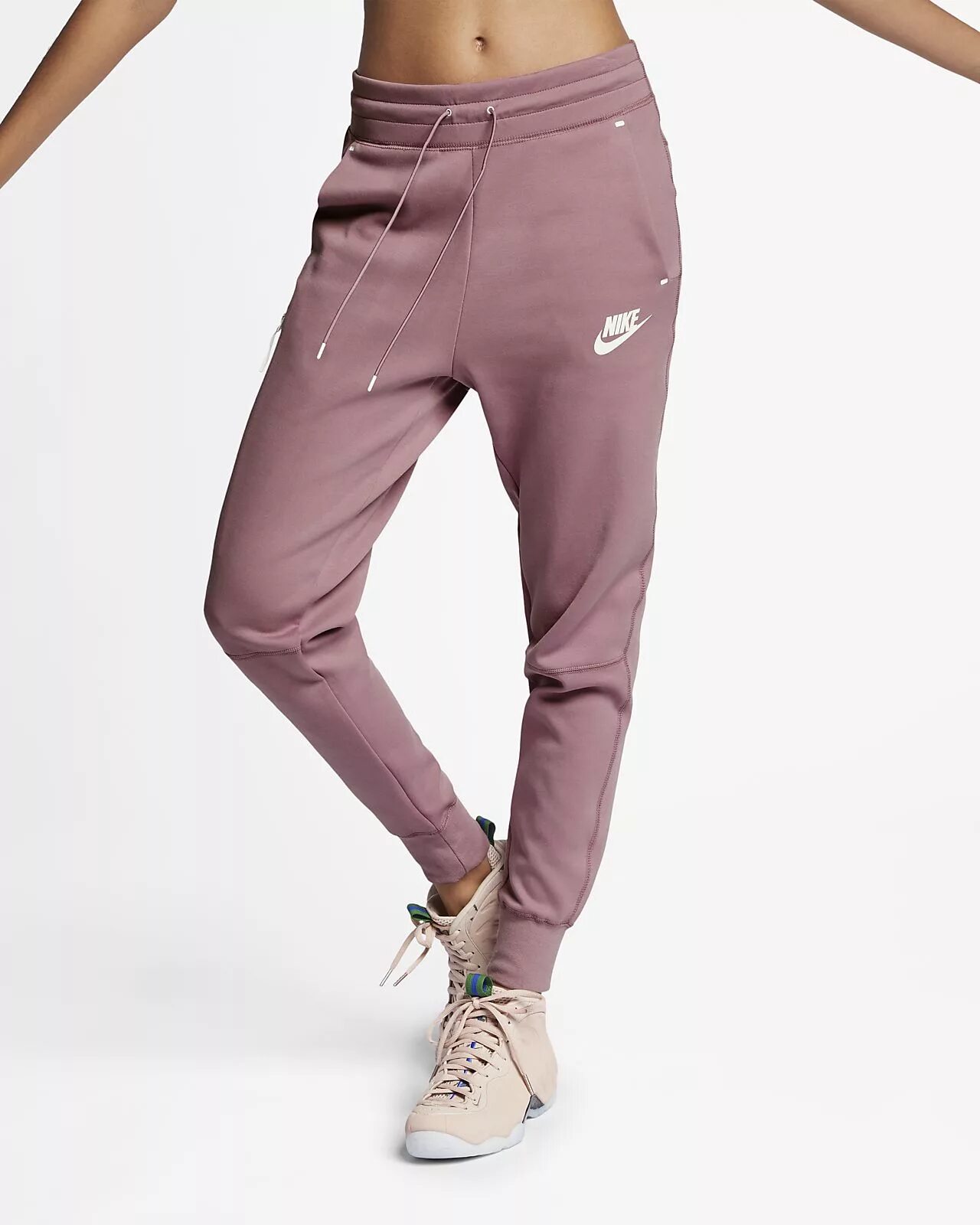 Спортивные nike женские. Nike брюки Tech Fleece женские. Nike Sportswear Tech Fleece штаны женские. Брюки спортивные Nike w NSW. Nike w NSW штаны.