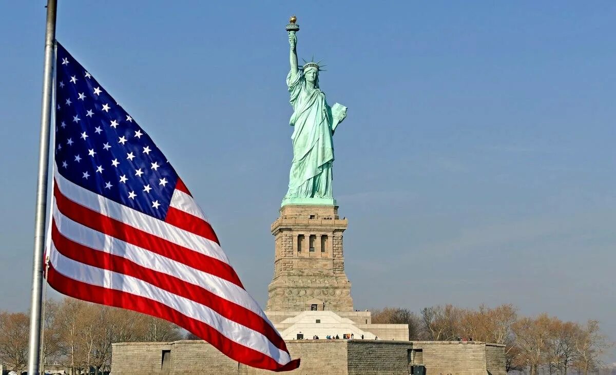 Ковид в америке. Статуя свободы Соединённые штаты Америки. Флаг Америки со статуей свободы. Статуя свободы (Вашингтон). Соединенные штаты Америки флаг статуя свободы.