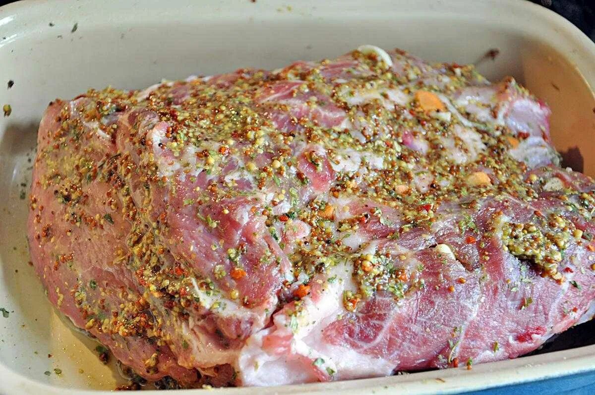 Как замариновать мясо свинины для запекания. Свиная шейка запеченная в духовке. Шейка свиная в маринаде. Свиная шея в духовке. Свинина шея в духовке.