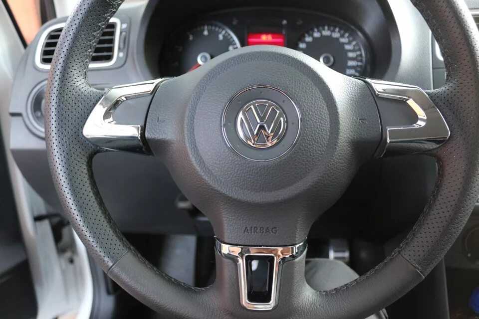 Накладка руля поло. Руль vw polo sedan 2020. Накладка руля поло. Накладка на руль джетта 6. Руль vw polo 2022.