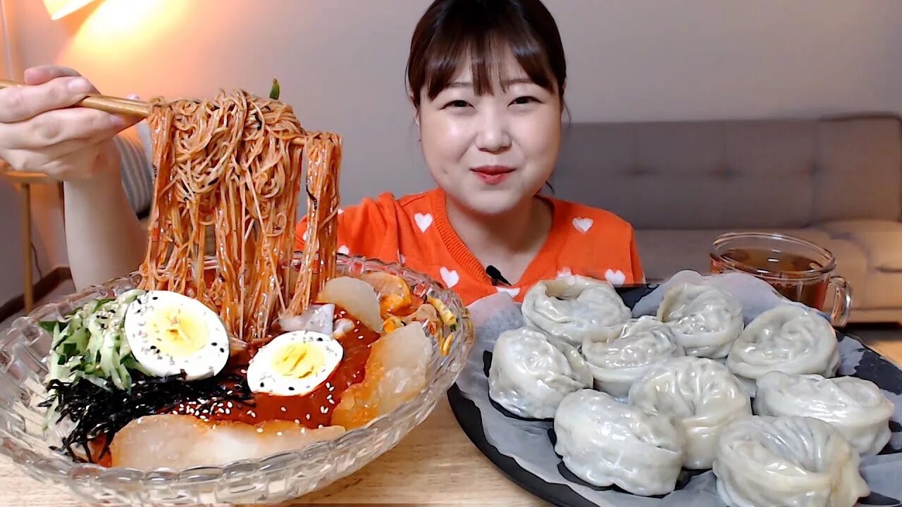 Мукбанг корея новые. МУКБАНГ Корея. Bibim Naengmyeon. МУКБАНГ корейцы. МУКБАНГ сладости кореянка.