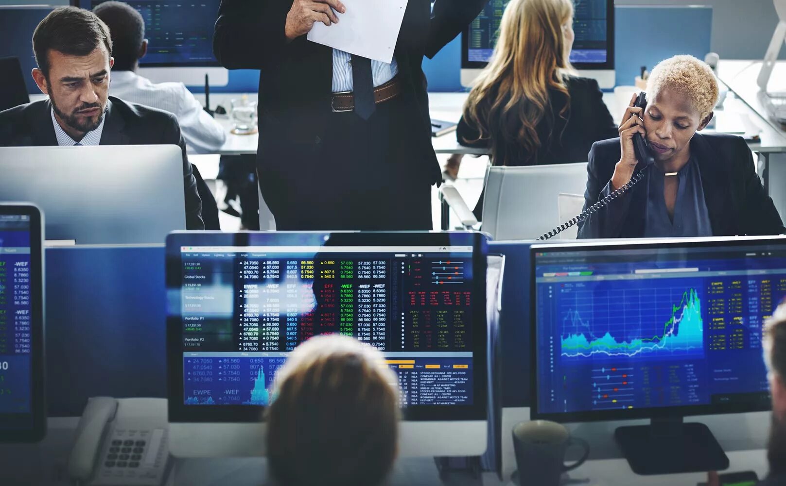 биржа трейдинг. биржа nyse торговый зал. брокеры на бирже. компания биржа. трейдер фондовая биржа.