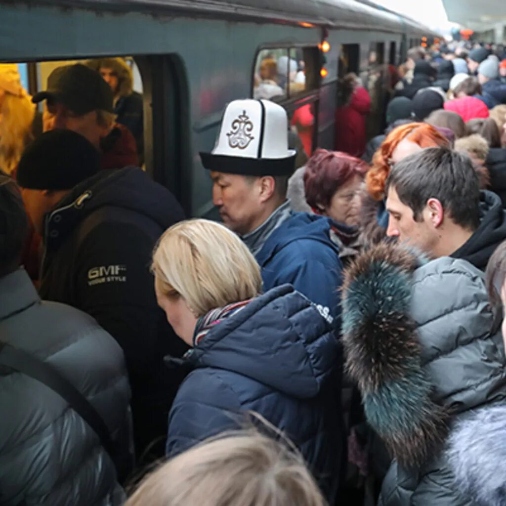 Сбой в метро москвы. Что случилось на красной ветке метро сейчас в москве. Час пик на таганско-краснопресненской линии. Толкучка в метро. Что случилось на красной ветке метро сегодня.