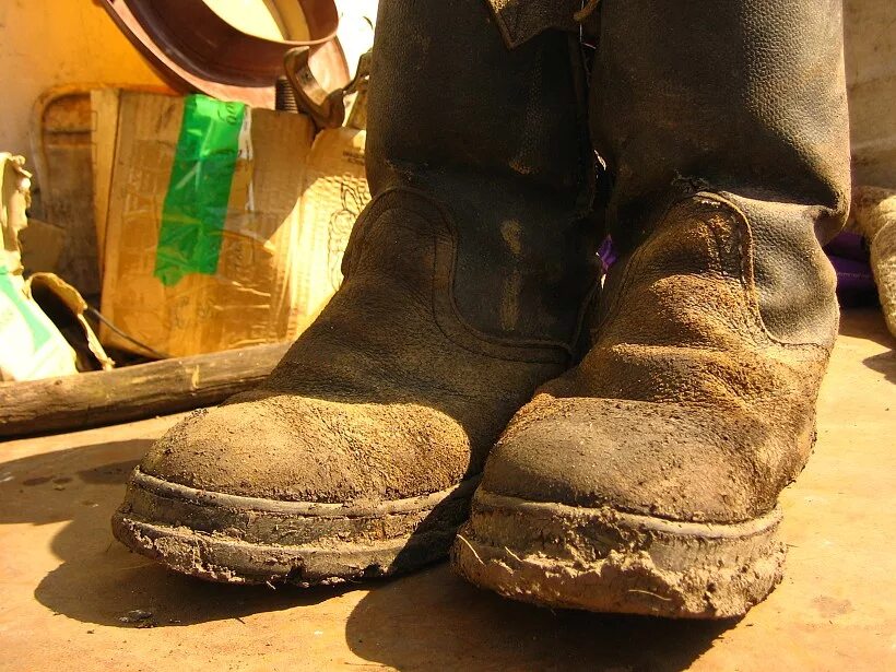 сапоги протектор. сапоги с приподнятым носом. изношенные кожаные ботинки. старые сапоги. набойки на берцы.