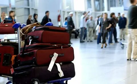В аэропорту чемоданы пассажиров поднимают