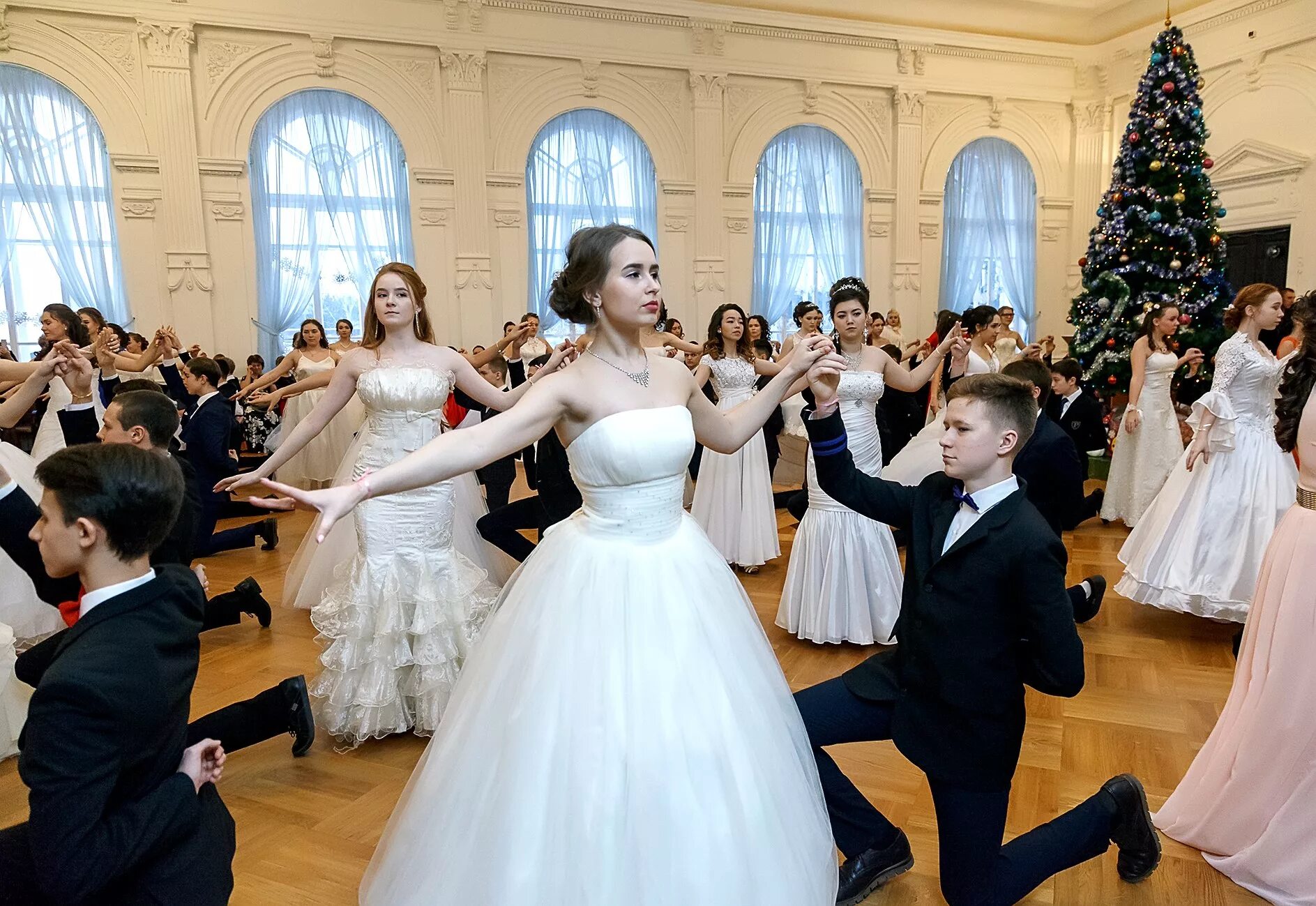 Школьный бал слушать. Платье для школьного вальса. Школьный бал слушать. Весенний бал в школе. Зал для школьного бала.