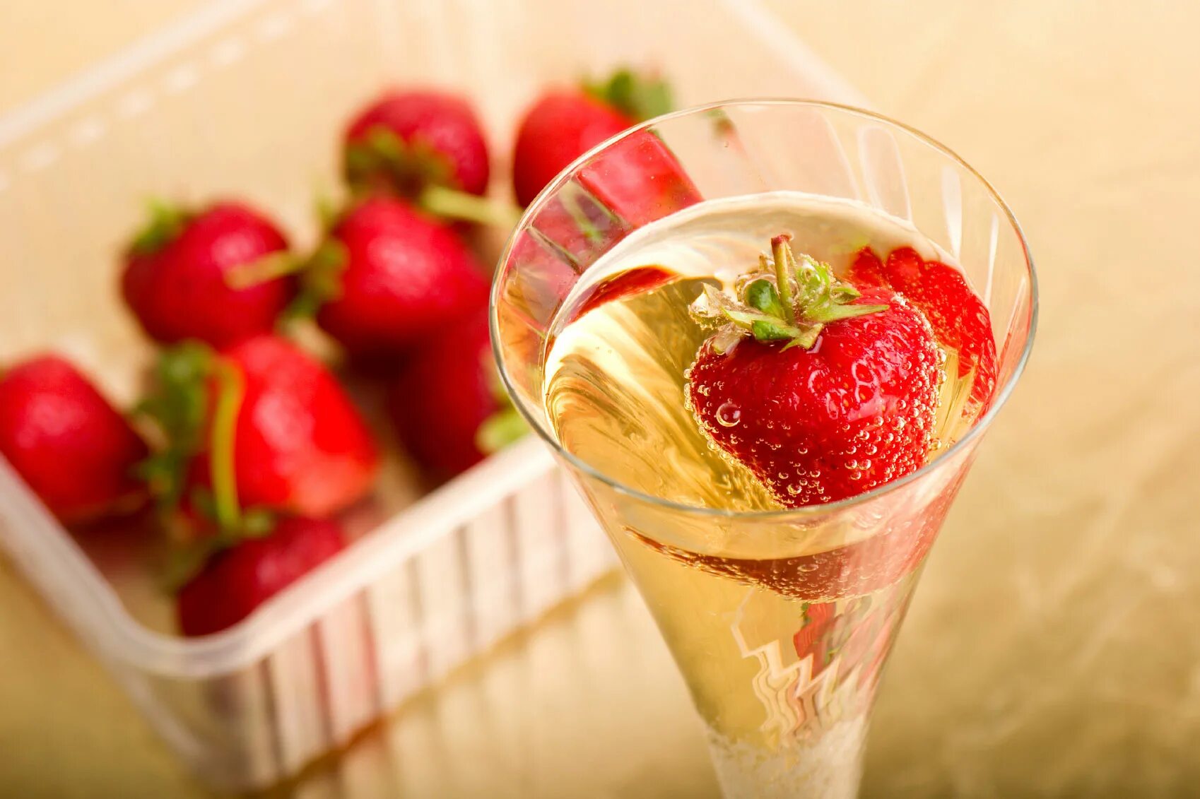 Maison strawberry champagne. Шампанское с клубникой. Бокал шампанского с клубникой. Клубника в бокале. Клубника с шампанским.