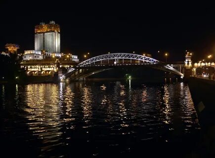 Мост белой реки ночью